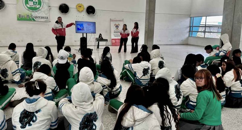 Estudiantes participando en la actividad lúdica de cultura tributaria organizada por la Alcaldía de Soacha en una institución educativa.