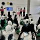 Estudiantes participando en la actividad lúdica de cultura tributaria organizada por la Alcaldía de Soacha en una institución educativa.