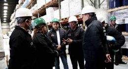 Destrucción de botellas de licor incautadas por las autoridades en operativos contra el contrabando en Cundinamarca.