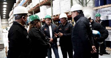 Destrucción de botellas de licor incautadas por las autoridades en operativos contra el contrabando en Cundinamarca.