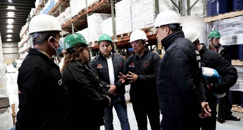 Destrucción de botellas de licor incautadas por las autoridades en operativos contra el contrabando en Cundinamarca.