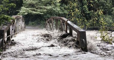 Acumulación de sedimentos y crecientes en el sector del Puente Ocal durante la atención de emergencia por lluvias en Guayabetal.