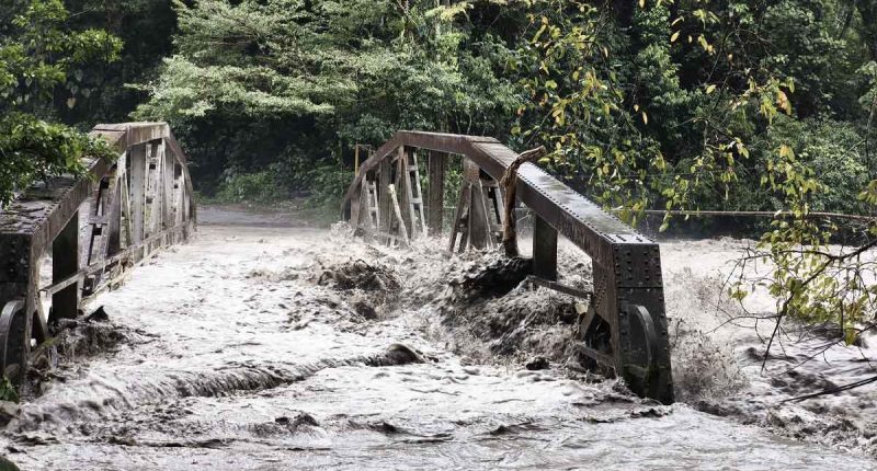 Acumulación de sedimentos y crecientes en el sector del Puente Ocal durante la atención de emergencia por lluvias en Guayabetal.