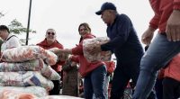 Autoridades y ciudadanos organizando cajas con alimentos y ayudas humanitarias en Soacha para el municipio de Vijes.