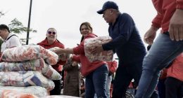 Autoridades y ciudadanos organizando cajas con alimentos y ayudas humanitarias en Soacha para el municipio de Vijes.