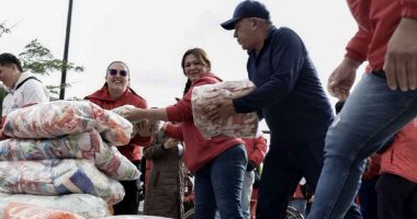Autoridades y ciudadanos organizando cajas con alimentos y ayudas humanitarias en Soacha para el municipio de Vijes.