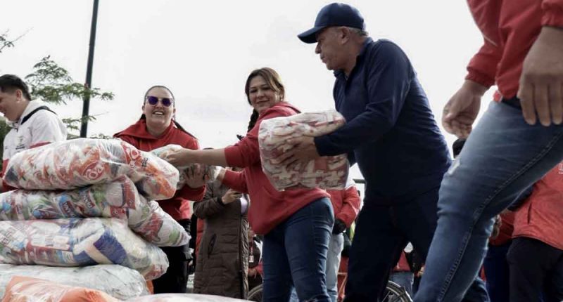 Autoridades y ciudadanos organizando cajas con alimentos y ayudas humanitarias en Soacha para el municipio de Vijes.