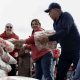 Autoridades y ciudadanos organizando cajas con alimentos y ayudas humanitarias en Soacha para el municipio de Vijes.