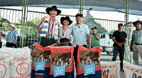 Gobernador de Cundinamarca y campesinos en la vereda La Europa recibiendo bultos de insumos agropecuarios.
