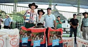 Gobernador de Cundinamarca y campesinos en la vereda La Europa recibiendo bultos de insumos agropecuarios.