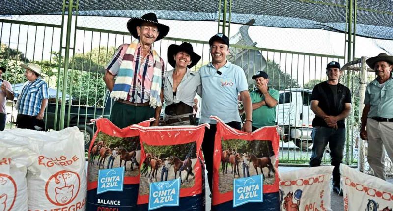 Gobernador de Cundinamarca y campesinos en la vereda La Europa recibiendo bultos de insumos agropecuarios.