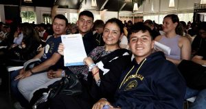 Jóvenes recorriendo los stands informativos de instituciones de educación superior en la Feria Universitaria de Soacha.