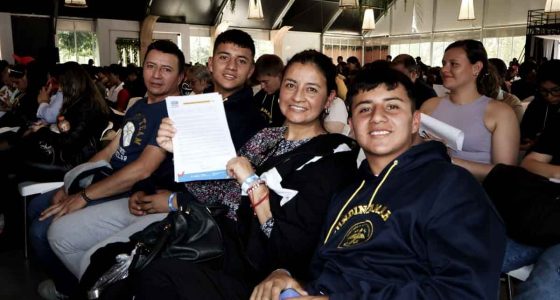Jóvenes recorriendo los stands informativos de instituciones de educación superior en la Feria Universitaria de Soacha.
