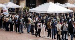 Ciudadanos postulándose a las vacantes del Festival de Empleabilidad en la Plazoleta Principal de Soacha.