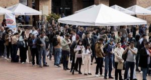Ciudadanos postulándose a las vacantes del Festival de Empleabilidad en la Plazoleta Principal de Soacha.