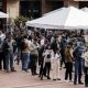Ciudadanos postulándose a las vacantes del Festival de Empleabilidad en la Plazoleta Principal de Soacha.