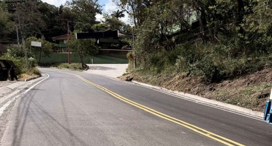Maquinaria y frentes de trabajo mejorando las vías secundarias y corredores agropecuarios en Cundinamarca.