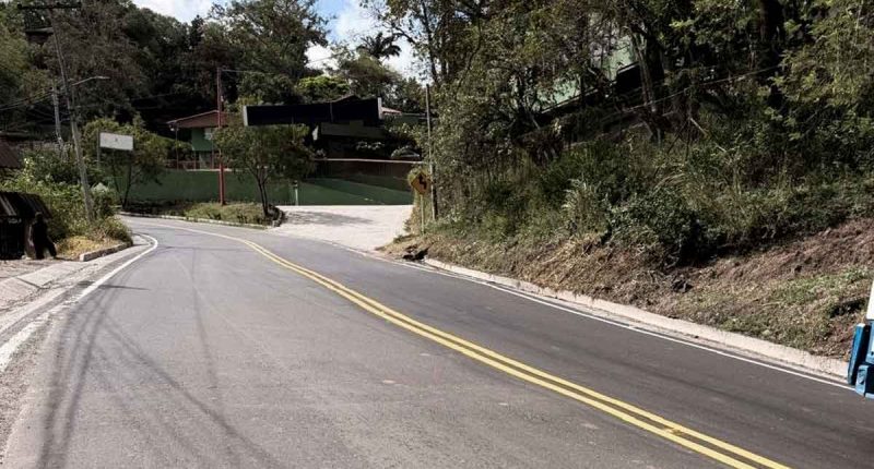 Maquinaria y frentes de trabajo mejorando las vías secundarias y corredores agropecuarios en Cundinamarca.