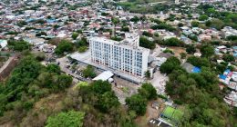 Fachada e instalaciones del Hospital Universitario San Rafael de Girardot durante la apertura de su tercera fase.
