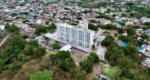 Fachada e instalaciones del Hospital Universitario San Rafael de Girardot durante la apertura de su tercera fase.