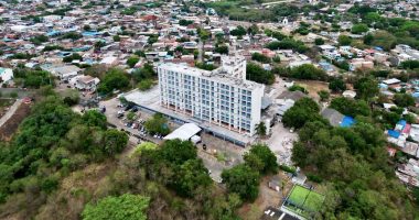 Fachada e instalaciones del Hospital Universitario San Rafael de Girardot durante la apertura de su tercera fase.
