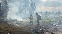 Organismos de socorro realizando labores de control y refrigeración en el sector de El Charquito en Soacha.