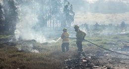 Organismos de socorro realizando labores de control y refrigeración en el sector de El Charquito en Soacha.