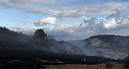 Labores de control y refrigeración de bomberos en una zona afectada por incendios forestales en Cundinamarca.