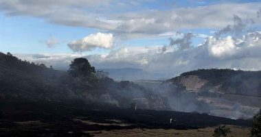Labores de control y refrigeración de bomberos en una zona afectada por incendios forestales en Cundinamarca.