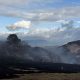 Labores de control y refrigeración de bomberos en una zona afectada por incendios forestales en Cundinamarca.