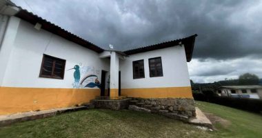 Ingenieros y comités de gestión del riesgo evaluando la infraestructura de instituciones educativas en Cundinamarca tras el sismo.
