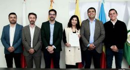 Estación de TransMilenio del corredor Bogotá-Soacha con usuarios esperando el sistema de transporte.