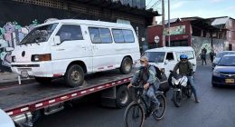 Agentes de tránsito de Soacha realizando operativo de control y revisión vehicular en corredores viales del municipio.