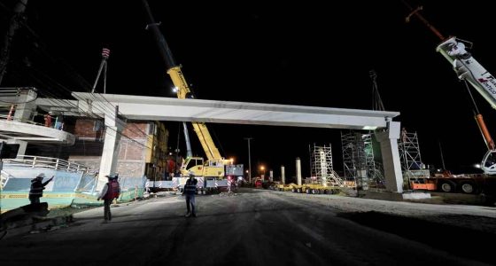 Estructura del Puente Ducales en construcción sobre la Autopista Sur frente a Uniminuto en Soacha.