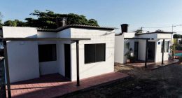 Obras de reconstrucción y maquinaria trabajando en la zona afectada de Paratebueno, Cundinamarca.