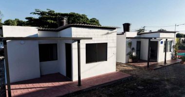 Obras de reconstrucción y maquinaria trabajando en la zona afectada de Paratebueno, Cundinamarca.