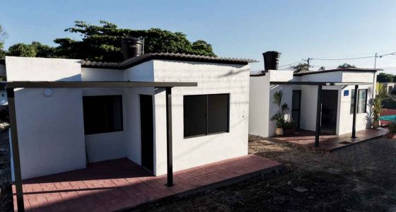 Obras de reconstrucción y maquinaria trabajando en la zona afectada de Paratebueno, Cundinamarca.