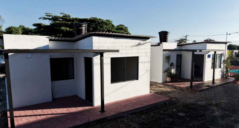 Obras de reconstrucción y maquinaria trabajando en la zona afectada de Paratebueno, Cundinamarca.