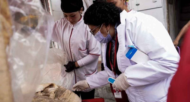 Equipo de la Secretaría de Salud de Soacha realizando inspecciones sanitarias y de control de alimentos en establecimientos comerciales.