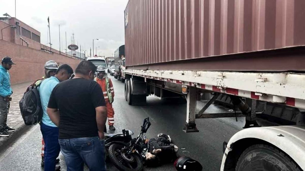 Accidente en la Autopista Sur entre tractocamión y motocicleta.
