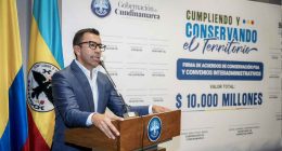 Autoridades departamentales y comunidades campesinas firmando convenios de protección ambiental en Cundinamarca.
