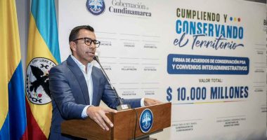 Autoridades departamentales y comunidades campesinas firmando convenios de protección ambiental en Cundinamarca.