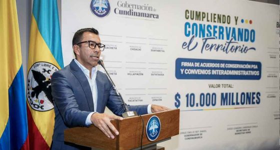 Autoridades departamentales y comunidades campesinas firmando convenios de protección ambiental en Cundinamarca.