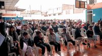 Estudiantes y docentes comunicándose en lengua de señas en el Colegio de Sordos de Soacha.