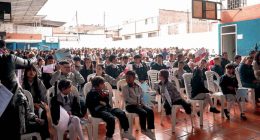 Estudiantes y docentes comunicándose en lengua de señas en el Colegio de Sordos de Soacha.