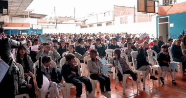 Estudiantes y docentes comunicándose en lengua de señas en el Colegio de Sordos de Soacha.