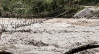 Zona afectada tras el colapso del puente El Ocal en Guayabetal debido a las crecientes y acumulación de sedimentos.
