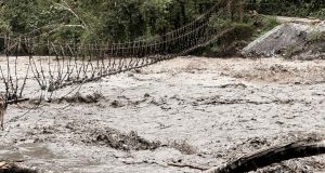 Zona afectada tras el colapso del puente El Ocal en Guayabetal debido a las crecientes y acumulación de sedimentos.