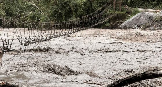 Zona afectada tras el colapso del puente El Ocal en Guayabetal debido a las crecientes y acumulación de sedimentos.