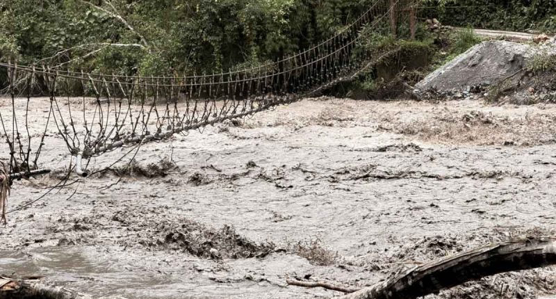 Zona afectada tras el colapso del puente El Ocal en Guayabetal debido a las crecientes y acumulación de sedimentos.